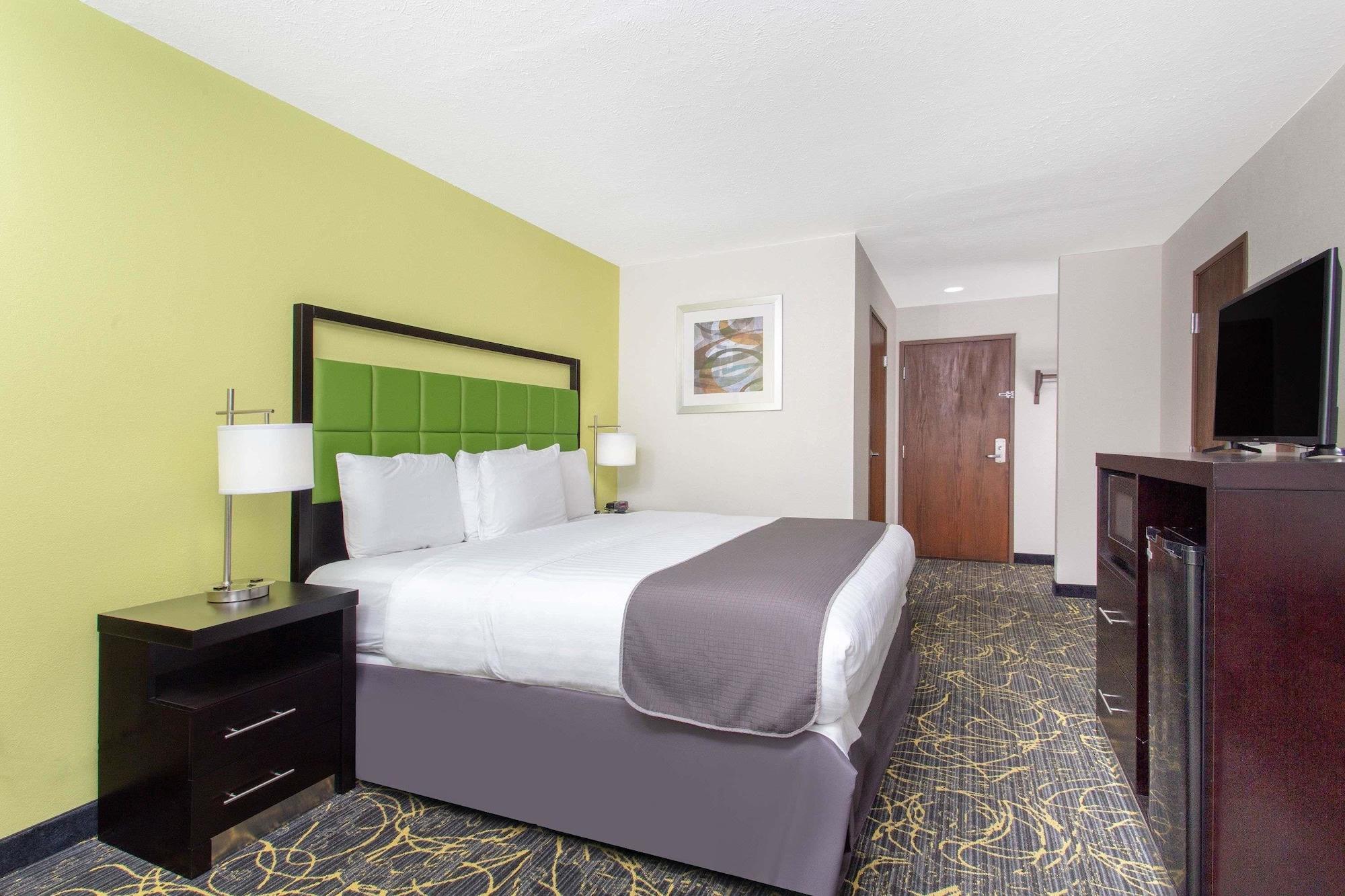 Americinn And Suites By Wyndham Delafield-Waukesha-Milwaukee Extérieur photo