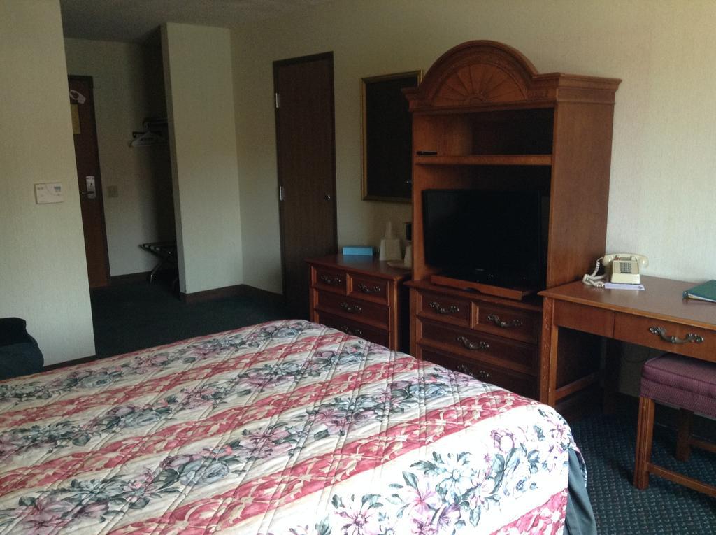 Americinn And Suites By Wyndham Delafield-Waukesha-Milwaukee Extérieur photo