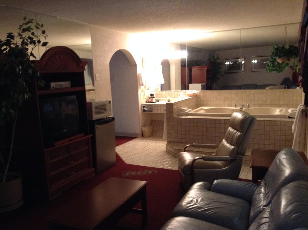 Americinn And Suites By Wyndham Delafield-Waukesha-Milwaukee Extérieur photo