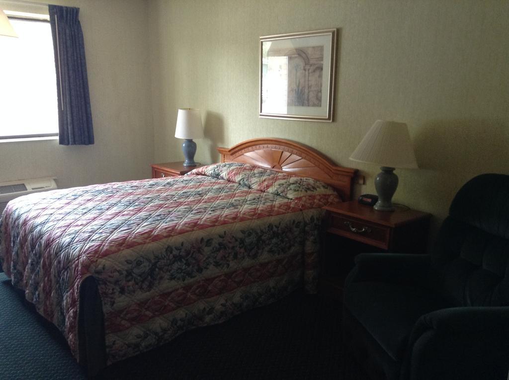 Americinn And Suites By Wyndham Delafield-Waukesha-Milwaukee Extérieur photo