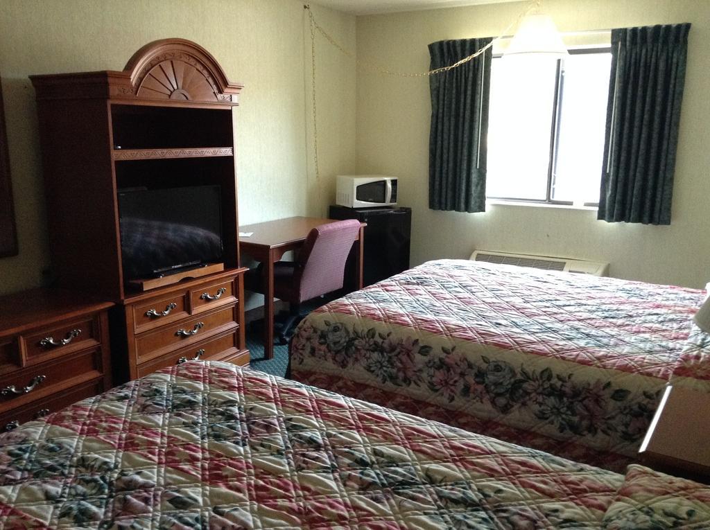 Americinn And Suites By Wyndham Delafield-Waukesha-Milwaukee Extérieur photo