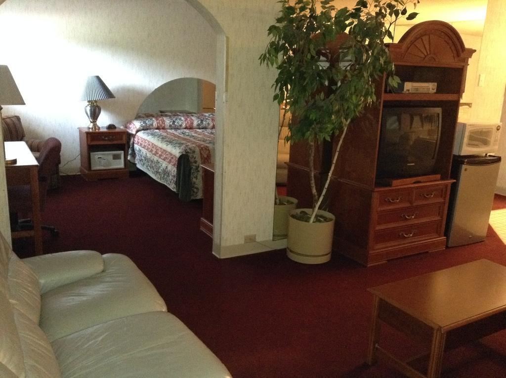 Americinn And Suites By Wyndham Delafield-Waukesha-Milwaukee Extérieur photo