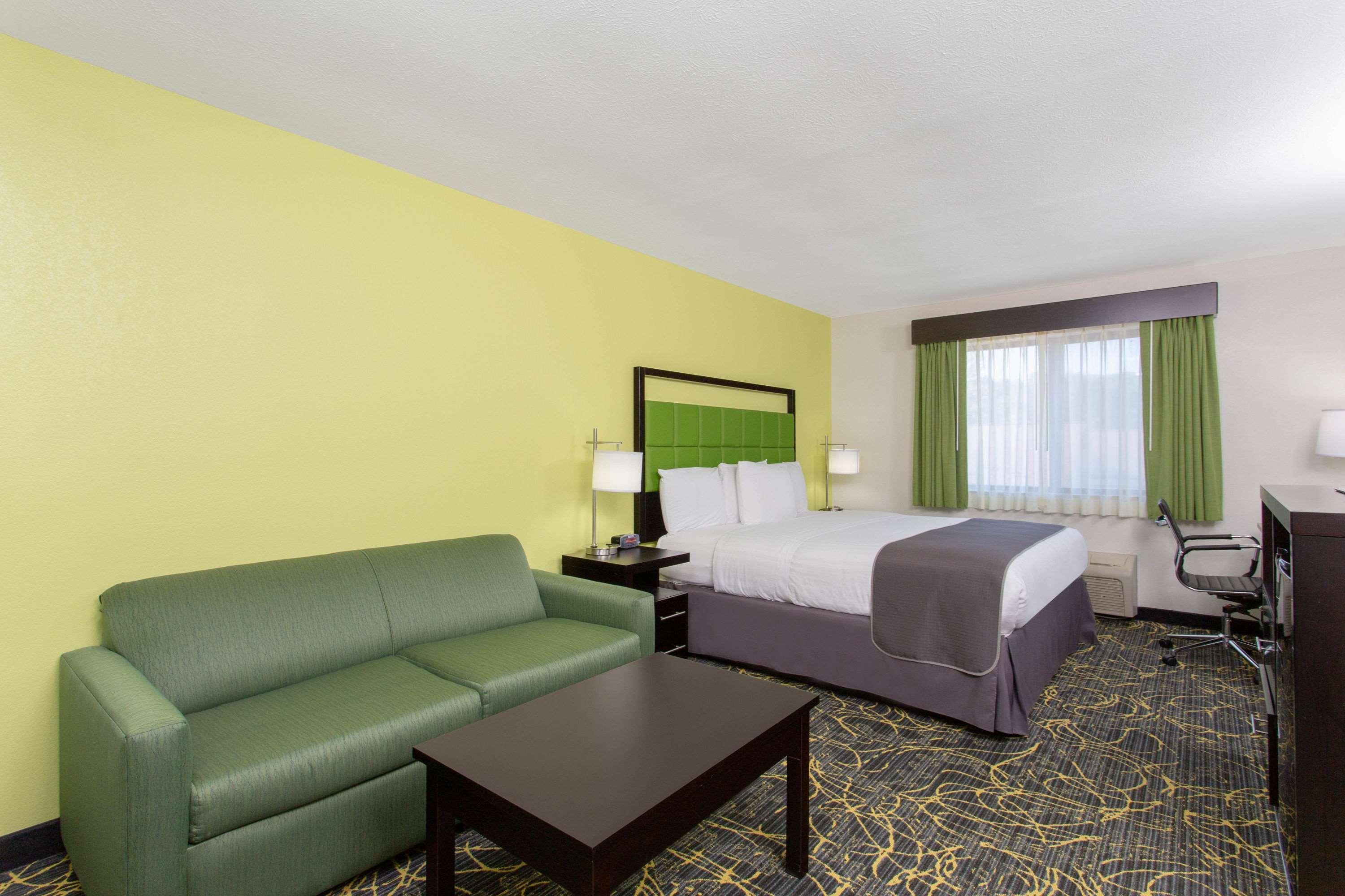 Americinn And Suites By Wyndham Delafield-Waukesha-Milwaukee Extérieur photo