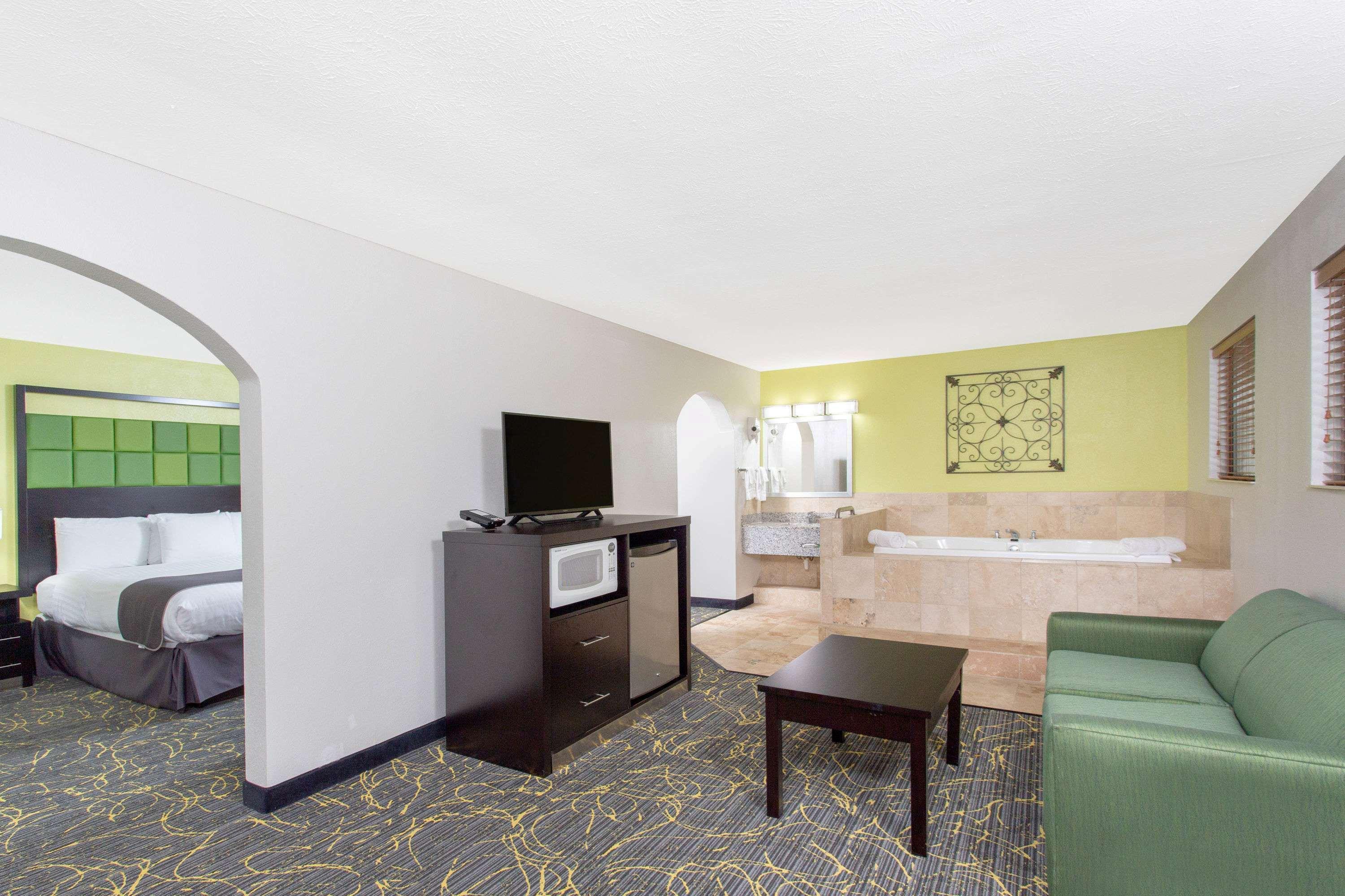 Americinn And Suites By Wyndham Delafield-Waukesha-Milwaukee Extérieur photo
