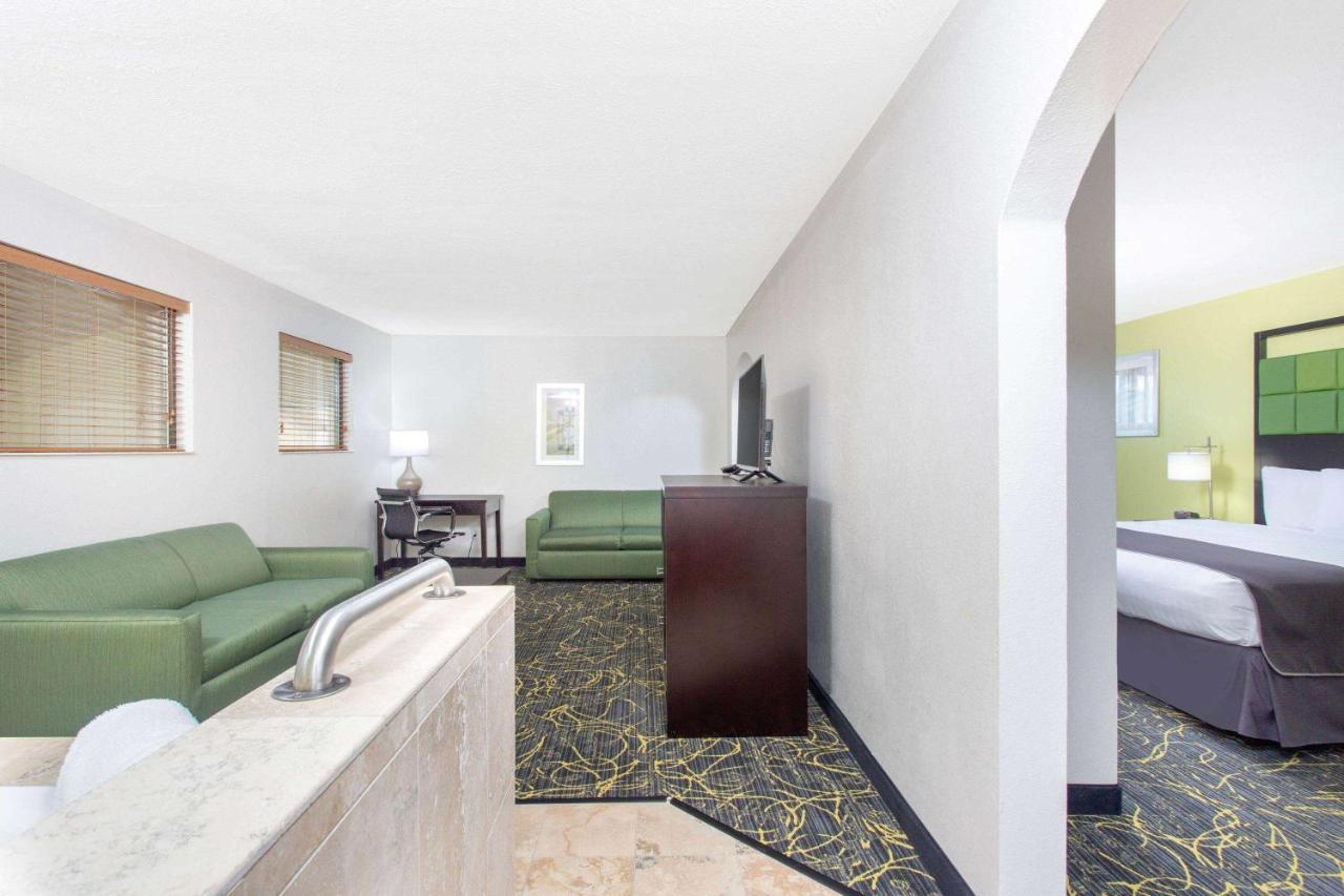 Americinn And Suites By Wyndham Delafield-Waukesha-Milwaukee Extérieur photo