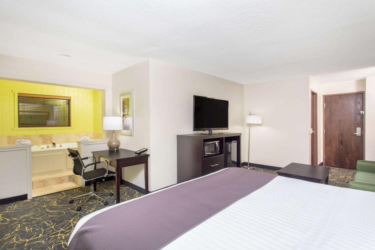 Americinn And Suites By Wyndham Delafield-Waukesha-Milwaukee Extérieur photo
