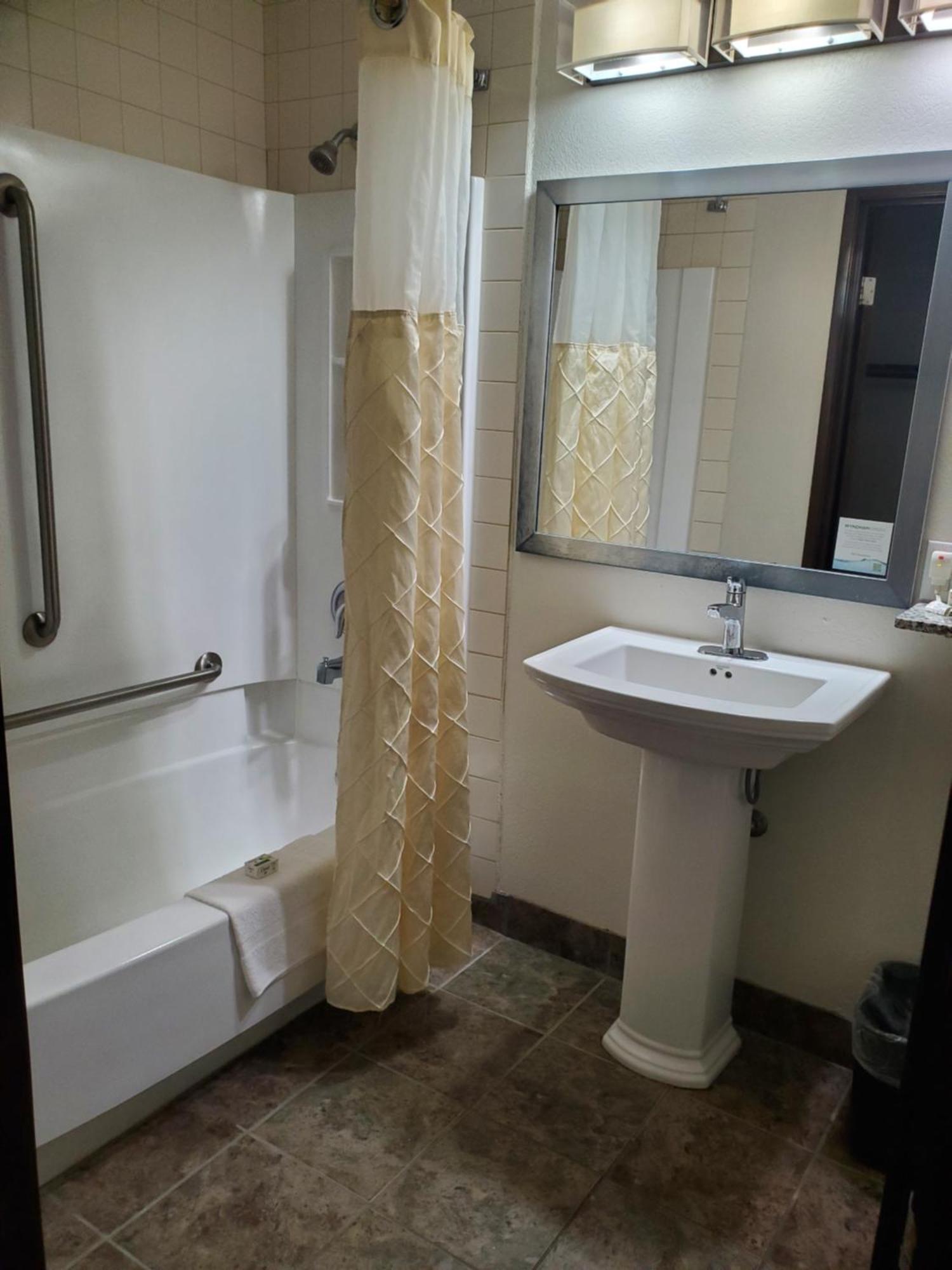 Americinn And Suites By Wyndham Delafield-Waukesha-Milwaukee Extérieur photo