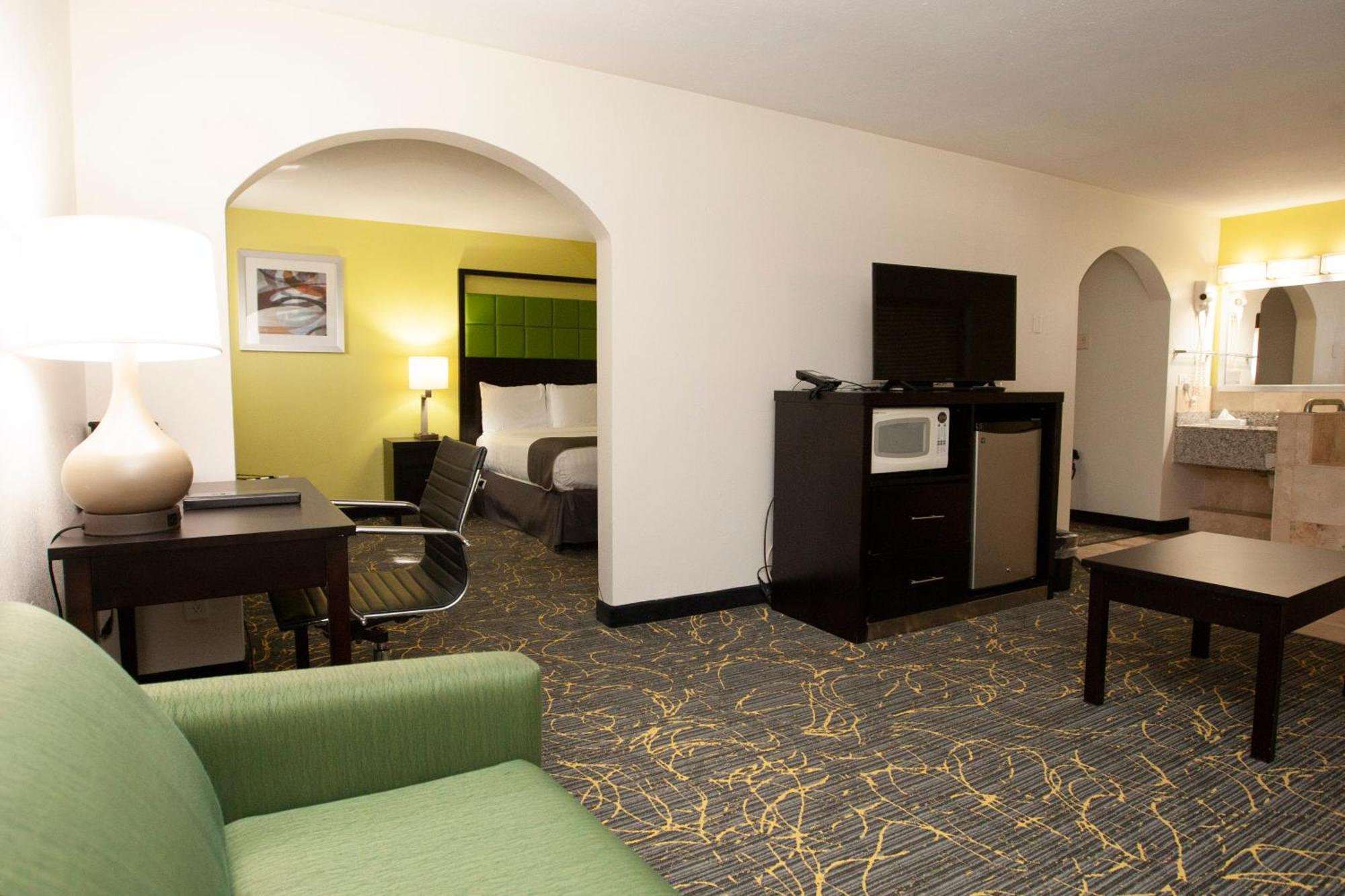 Americinn And Suites By Wyndham Delafield-Waukesha-Milwaukee Extérieur photo