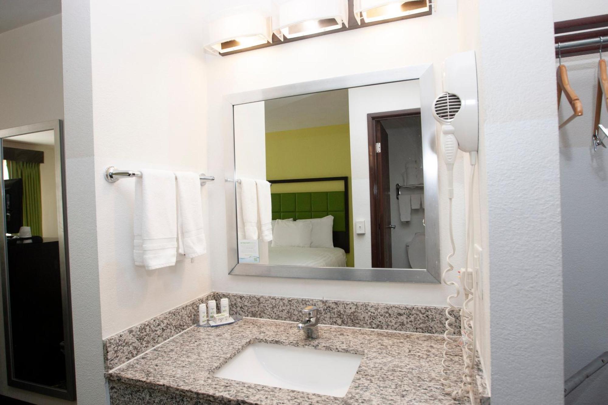 Americinn And Suites By Wyndham Delafield-Waukesha-Milwaukee Chambre photo