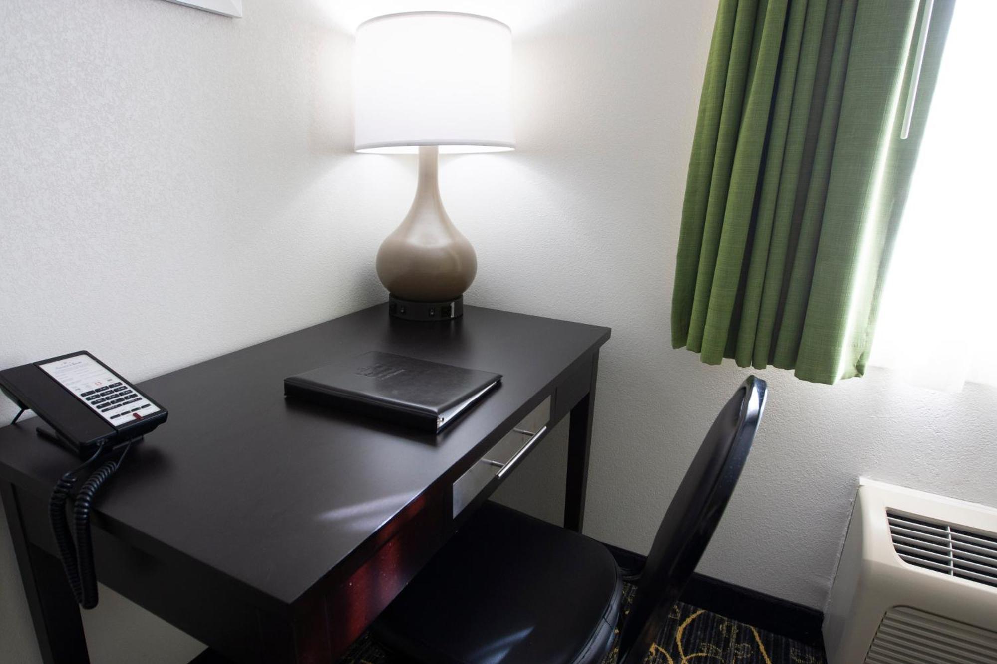 Americinn And Suites By Wyndham Delafield-Waukesha-Milwaukee Chambre photo