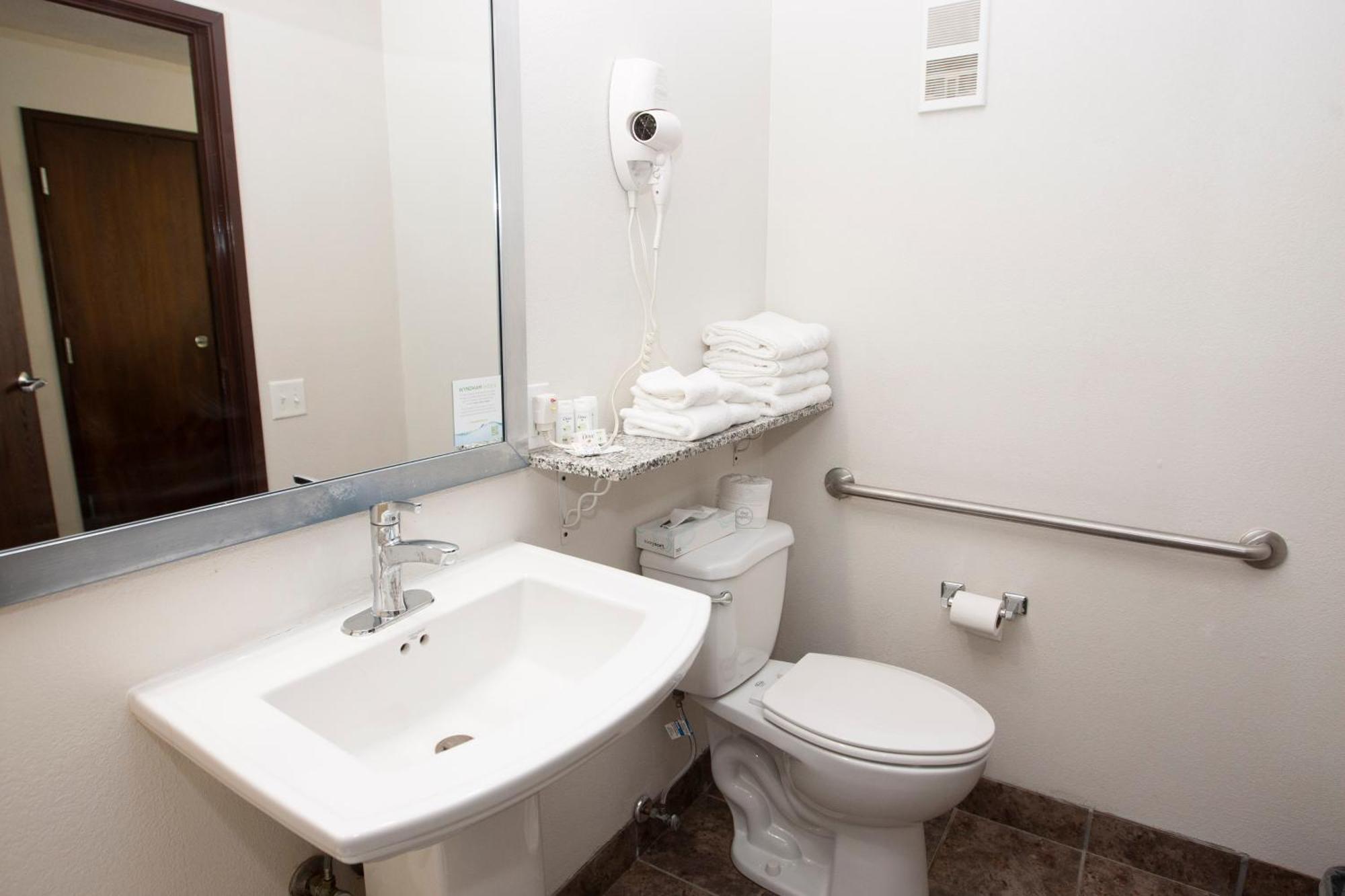 Americinn And Suites By Wyndham Delafield-Waukesha-Milwaukee Chambre photo