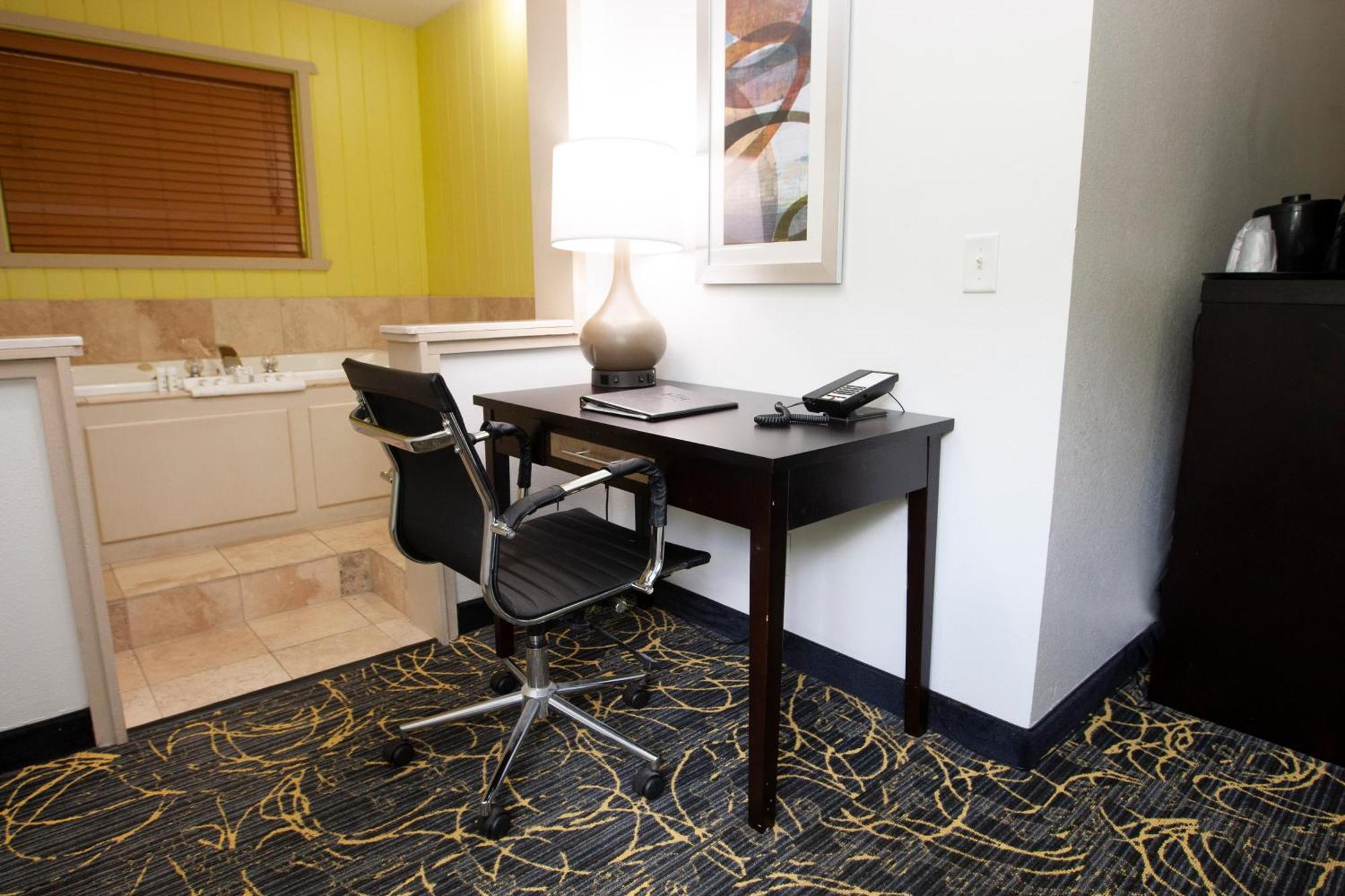 Americinn And Suites By Wyndham Delafield-Waukesha-Milwaukee Chambre photo