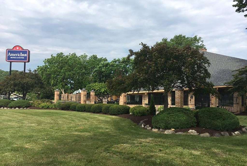 Americinn And Suites By Wyndham Delafield-Waukesha-Milwaukee Extérieur photo