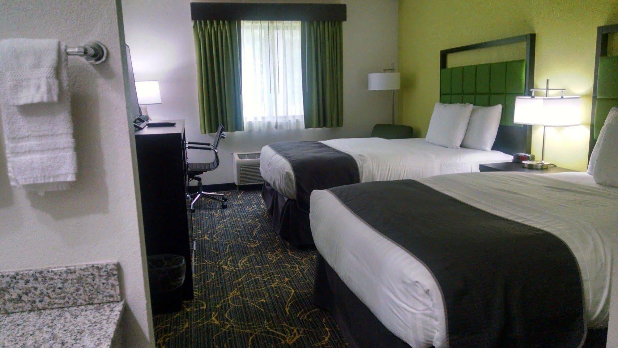 Americinn And Suites By Wyndham Delafield-Waukesha-Milwaukee Extérieur photo