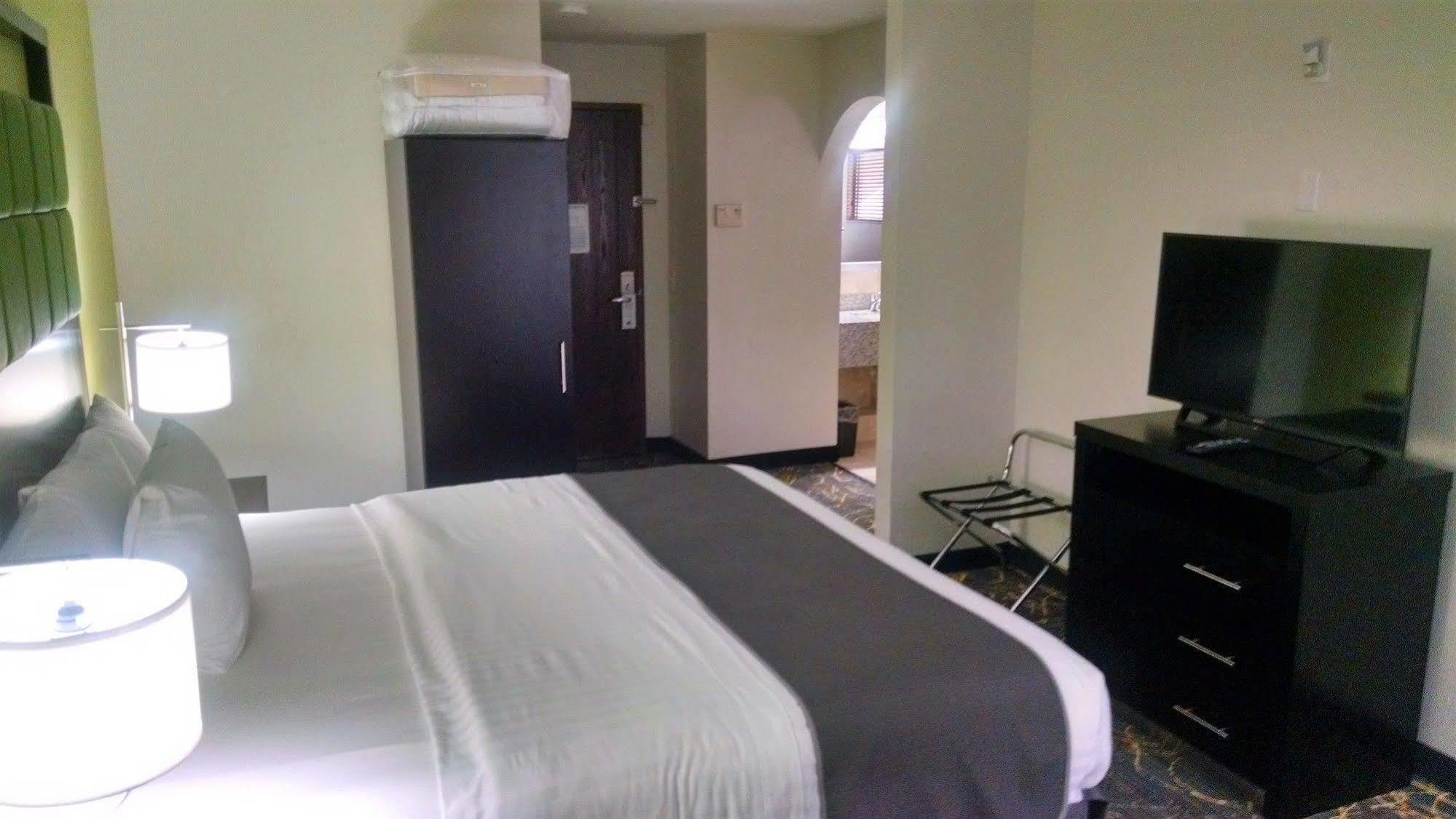 Americinn And Suites By Wyndham Delafield-Waukesha-Milwaukee Extérieur photo