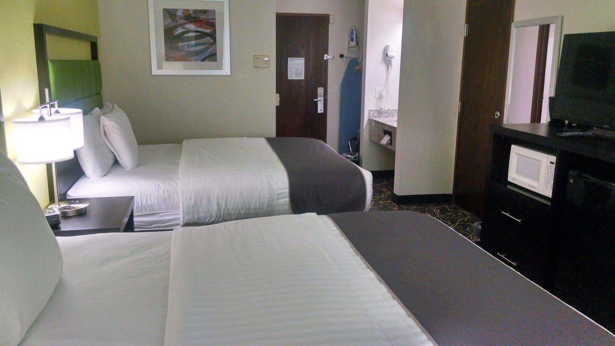 Americinn And Suites By Wyndham Delafield-Waukesha-Milwaukee Extérieur photo